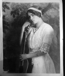 uketeecee:  Lilith Jones photographed in 1923 with a Martin guitar.