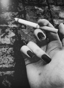 g-houst:  ☯ Black & White. Boobs. Butts. Cigarettes. Models.