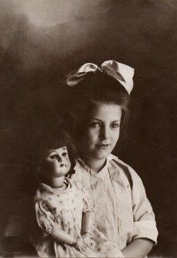 carolathhabsburg:Girl and doll. Early 1920s.