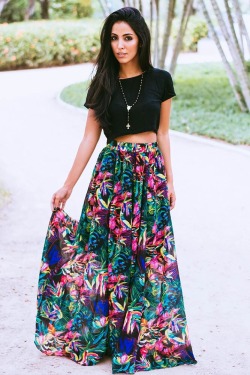 maferila:  Maxi skirt and a crop top or tank top, perfect for