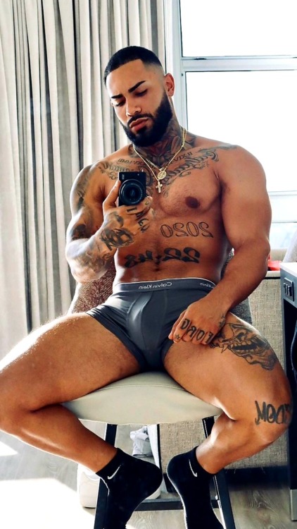 socksandskins:https://socksandskins.tumblr.com/