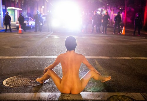 https://pbs.twimg.com/media/EdbUSEOX0AAvw3M?format=jpg&name=mediumhttps://www.adn.com/nation-world/2020/07/20/out-of-portland-tear-gas-naked-athena-emerges-to-confront-federal-agents/