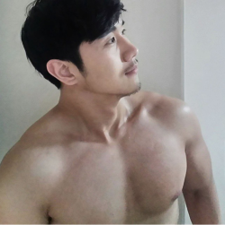 mantop10691:  IG 上發現的帥到令人驚豔的韓國大胸肌男
