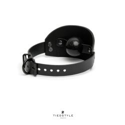 tiedstyle: Black-out! Black leather, black ball, black buckle.