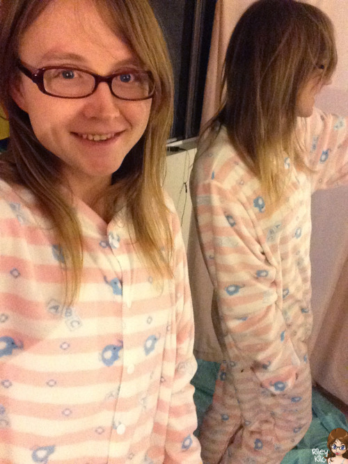 rileybbq:  happy holiday snuggle suit ~ stay warm lovers <3 