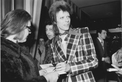 davidbowieobsession:  David Bowie signing Autographs through
