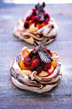 confectionerybliss:Mini Cranberry, Orange And Chocolate PavlovasSource: