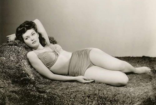 Yvonne De Carlo Nudes & Noises  