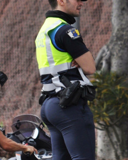 sweetmalebutts:  This cop would make a great bottom