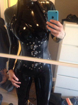 latex-sex-blog:  mistressalexis__Morning_selfie 