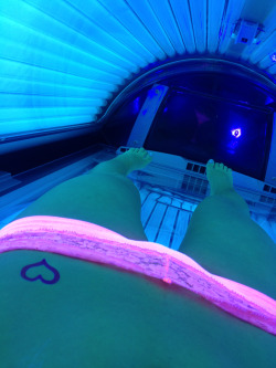 fuckyeahtanningbeds:  Such a beautiful view and what pretty little panties. Oh my! @whispermelullabies  I see no bush