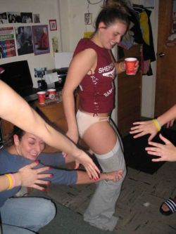 pantsing-love:  Drunk girl getting pantsed by freinds at a party