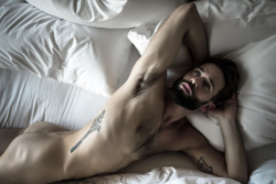 RESERVATIONS : LEVI SEVEN (white sheets) a photo series on the