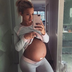 A reminder that one year ago Tammy Hembrow was the sexiest pregnant