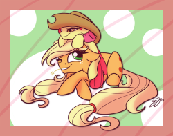 theponyartcollection:  Apple on the Head by *Famosity  Dawww!