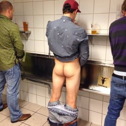 sexylthings:  The correct way to use the urinal. 