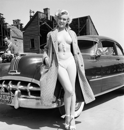 missmonroes:  Marilyn Monroe photographed by Earl Theisen, 1951