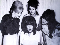 dandycapp:  Dusty Springfield and The Ronettes 