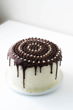 fullcravings:Chocolate and Vanilla Layer Cake (recipe in French)