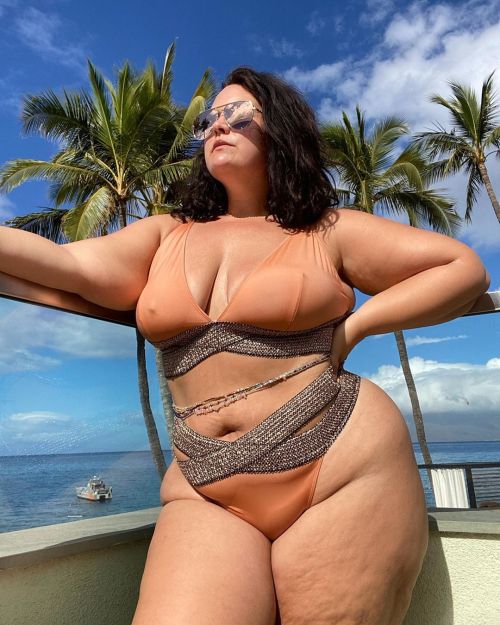 gonotme:  Carmen Rene  https://www.instagram.com/eatthecaketoo/
