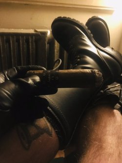 aleksbuldocek:Just relaxing at home with my cigar in my big Wesco