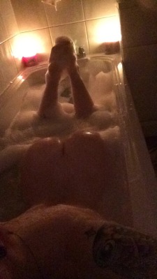 momentsforeverfaded:  Bubble baths are my favourite