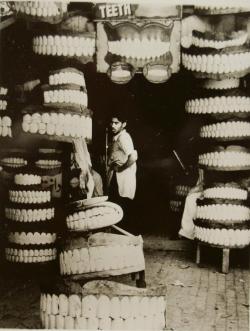 Ferenc Berko - Denture Shop, Rawalpindi, India, 1946.