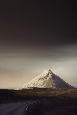 something-wong:  mstrkrftz:   ⁜ Baula mountain  |  Andy Lee