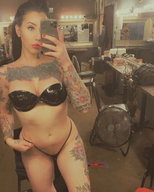 stripper-locker-room:  https://www.instagram.com/somegirl.somewhere/
