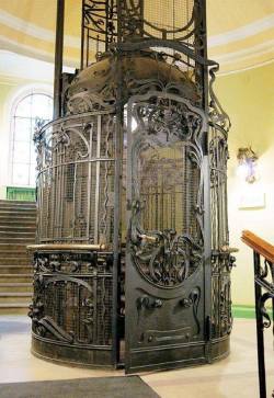 solarsagittarian: sixpenceee:  19th century Steam-powered elevator,