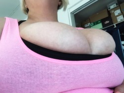 mealsreadytoeat:  Cupcake tits in a tight sports bra 😘