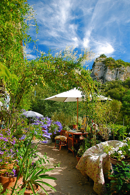 visitheworld:  La terrasse en Provence, Luberon / France (by Vainsang).