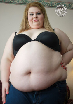 cl6672:  jerry1973:  Sexy and stuffed!!  Her flab just looks so lusciously silky soft. 
