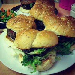 khaleesigoddamnit:  #food #cooking #homemade #burger @iules #weshouldhaveatvshow