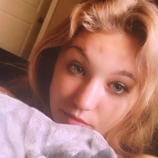 alyssaaales2000:  Finally got to the beach and it’s kinda cold