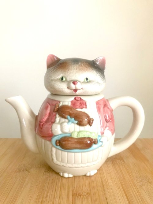 littlealienproducts:    Vintage ceramic Cat and sausage teapot