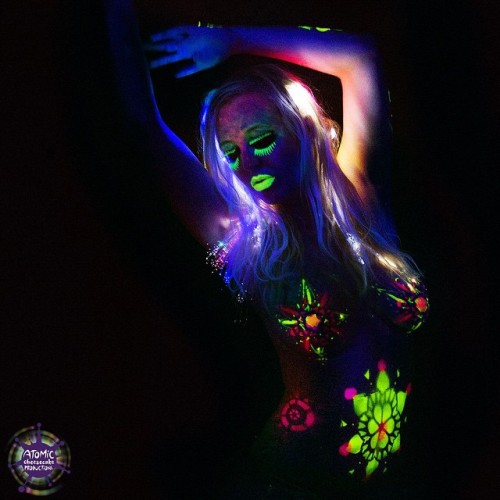 Lindsey Windfall #blacklight #bodypaint #psychedelic #plur #glow #curves #ultraviolet