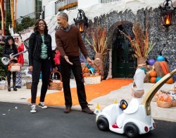 doragonhato8:  sixpenceee:  Obama’s reaction to a baby dressed