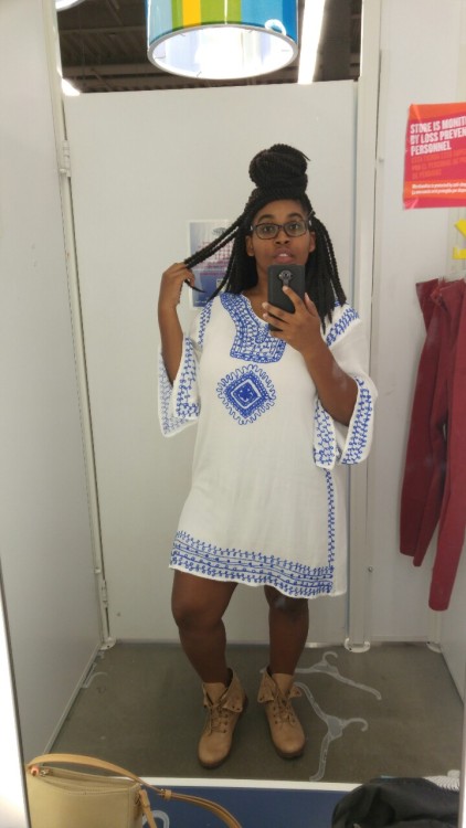 squicktooquick:  tbh no better selfie spot than an Old Navy fitting room