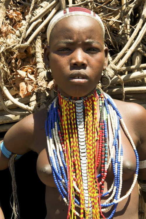 Ethiopian Erbore girl, by Georges Courreges.