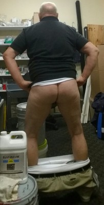 airway75:  fitbidad:  Horn at work!   Damn hes hot