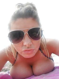 shooting-myself:  Duck face on the beach