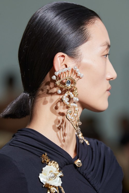 voguesurvenus:Schiaparelli Couture Spring 2020 