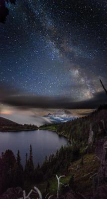 theencompassingworld: Milky Way over Summit Lake, Washington