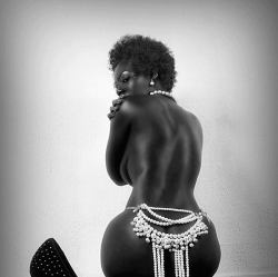 blackpoemusic:  these hips are big hips.they need space to move