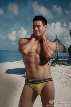 eastern-asylum:  Hottie on the beach  Photoset courtesy #sina_weibo