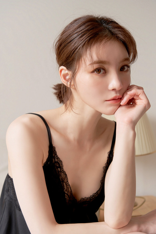korean-dreams-girls:    Lee Ho Sin - April 14, 2020 Set   
