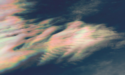nubbsgalore:  photos of cloud iridescence — caused as light