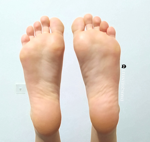 darkqueenfeet:  Bright soles..(DM me for custom content) ^^