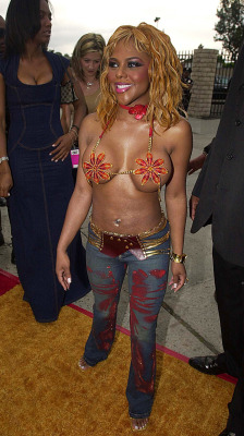 Lil’ Kim arriving at the 2001 Mtv Movie Awards.